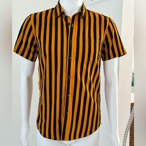 Forever 21 Men’s Striped bottom up shirt size Small